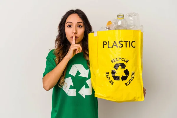 Jovem Mexicana Reciclando Plástico Isolado Fundo Branco Mantendo Segredo Pedindo — Fotografia de Stock