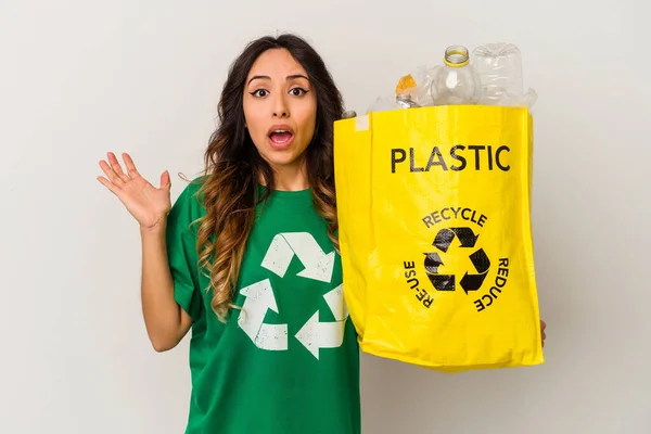 Jovem Mexicana Reciclagem Plástico Isolado Fundo Branco Surpreso Chocado — Fotografia de Stock