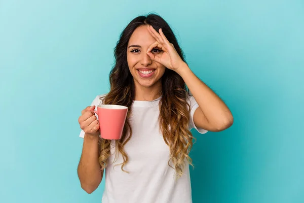 Joven Mexicana Sosteniendo Una Taza Aislada Sobre Fondo Azul Excitada — Foto de Stock