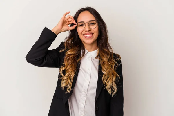 Jong Mexicaans Zakenvrouw Geïsoleerd Witte Achtergrond Opgewonden Houden Gebaar Oog — Stockfoto