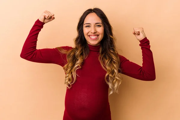 Jonge Mexicaanse Zwangere Vrouw Geïsoleerd Beige Achtergrond Tonen Kracht Gebaar — Stockfoto