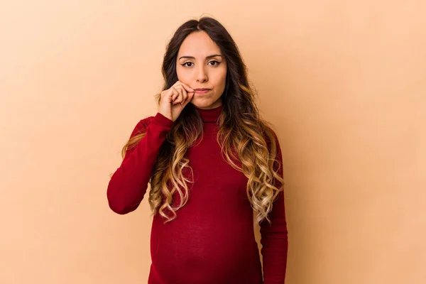 Jong Mexicaans Zwanger Vrouw Geïsoleerd Beige Achtergrond Met Vingers Lippen — Stockfoto