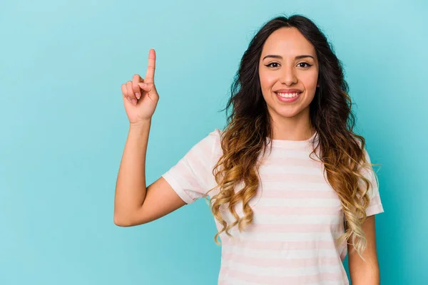 Joven Mexicana Aislada Sobre Fondo Azul Mostrando Número Uno Con — Foto de Stock