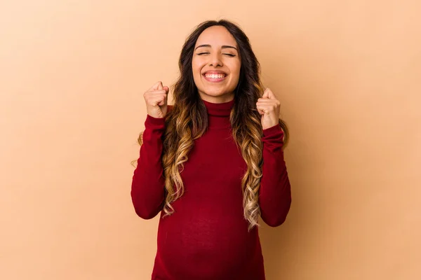 Joven Mujer Embarazada Mexicana Aislada Sobre Fondo Beige Levantando Puño — Foto de Stock