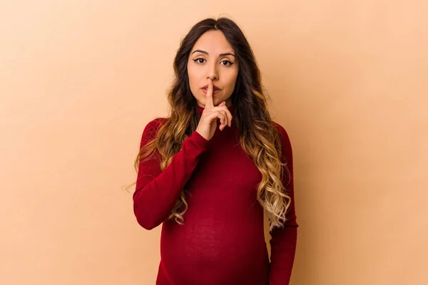 Jonge Mexicaanse Zwangere Vrouw Geïsoleerd Beige Achtergrond Het Houden Van — Stockfoto