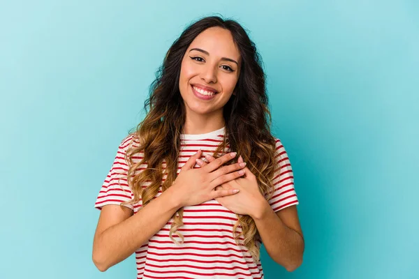 Joven Mexicana Aislada Sobre Fondo Azul Riendo Manteniendo Las Manos — Foto de Stock