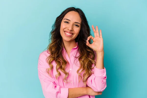 Jonge Mexicaanse Vrouw Geïsoleerd Blauwe Achtergrond Knipoogt Een Oog Houdt — Stockfoto