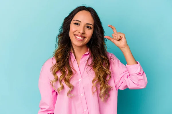 Young Mexican Woman Isolated Blue Background Holding Something Little Forefingers — Stock Photo, Image