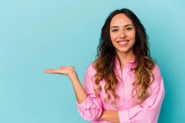 Mulher Mexicana Jovem Isolado Fundo Azul Mostrando Espaço Cópia Uma — Fotografia de Stock