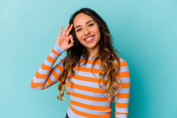 Jonge Mexicaanse Vrouw Geïsoleerd Blauwe Achtergrond Vrolijk Zelfverzekerd Tonen Gebaar — Stockfoto