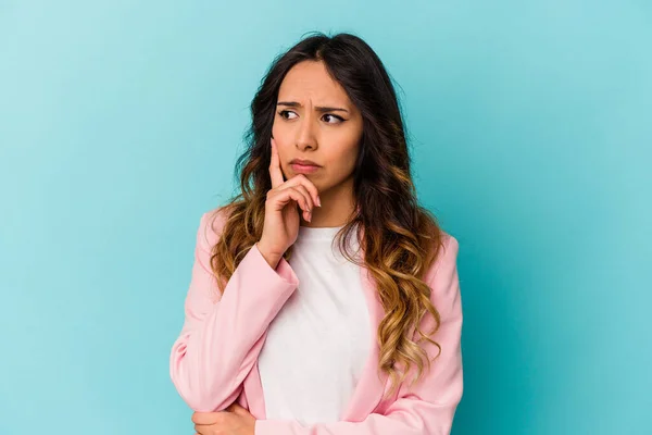 Joven Mexicana Aislada Sobre Fondo Azul Contemplando Planificando Una Estrategia —  Fotos de Stock