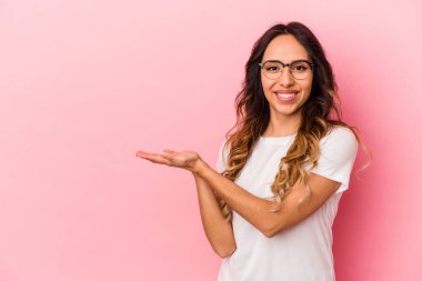 Pembe arka planda izole edilmiş genç Meksikalı bir kadın. Elinde bir fotokopi odası var..