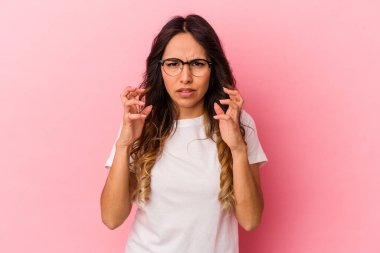 Pembe arka planda izole edilmiş genç Meksikalı kadın gergin elleriyle çığlık atıyor..