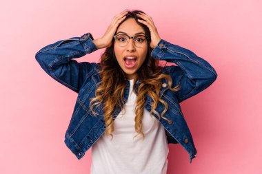 Pembe arka planda izole edilmiş genç Meksikalı kadın çığlık atıyor, çok heyecanlı, tutkulu, bir şeyden memnun..