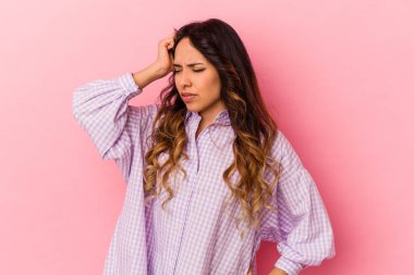 Pembe arka planda izole edilmiş genç Meksikalı kadın zaferi, tutkuyu ve coşkuyu kutluyor, mutlu bir ifade..