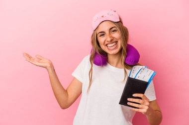 Elinde pasaport ve seyahat biletleri olan beyaz bir kadın. Pembe arka planda bir fotokopi alanı var ve belinde başka bir el tutuyor..