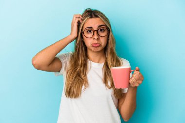 Mavi arka planda izole edilmiş bir kupa tutan beyaz saçlı genç kadın şok geçiriyordu. Önemli bir buluşmayı hatırladı..