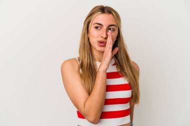 Beyaz arka plandaki genç sarışın beyaz kadın gizli sıcak fren haberini veriyor ve kenara bakıyor.