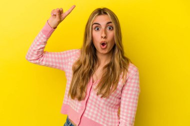 Sarışın, beyaz, sarı arka planda izole edilmiş bir kadın. Harika bir fikri var. Yaratıcılık kavramı..