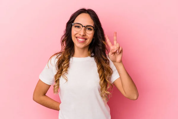 Jeune Femme Mexicaine Isolée Sur Fond Rose Montrant Signe Victoire — Photo