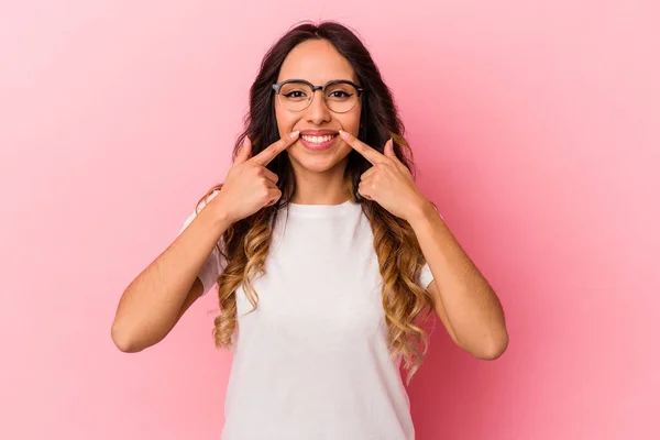 Joven Mexicana Aislada Sobre Fondo Rosa Sonríe Señalando Con Los — Foto de Stock