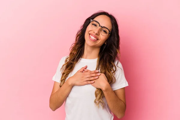 Jonge Mexicaanse Vrouw Geïsoleerd Roze Achtergrond Heeft Vriendelijke Uitdrukking Druk — Stockfoto