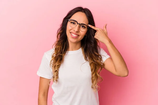 Jonge Mexicaanse Vrouw Geïsoleerd Roze Achtergrond Tonen Een Teleurstelling Gebaar — Stockfoto