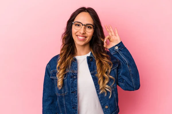 Jonge Mexicaanse Vrouw Geïsoleerd Roze Achtergrond Vrolijk Zelfverzekerd Tonen Gebaar — Stockfoto