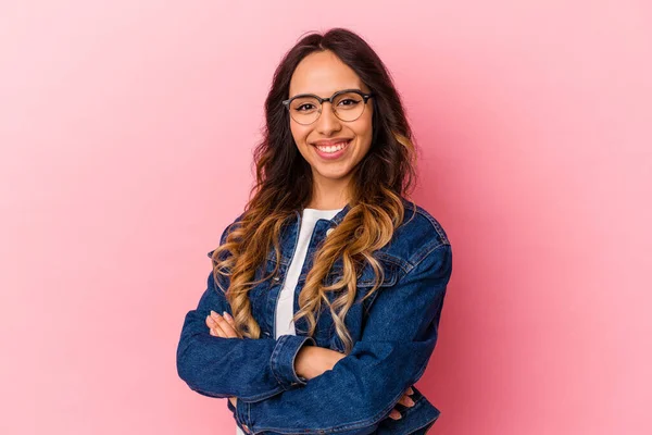 Jonge Mexicaanse Vrouw Geïsoleerd Roze Achtergrond Die Voelt Zich Zelfverzekerd — Stockfoto