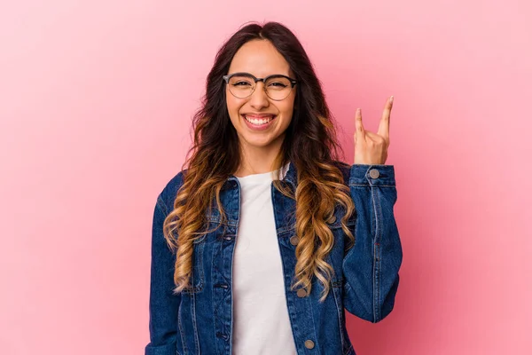 Jong Mexicaans Vrouw Geïsoleerd Roze Achtergrond Tonen Rock Gebaar Met — Stockfoto