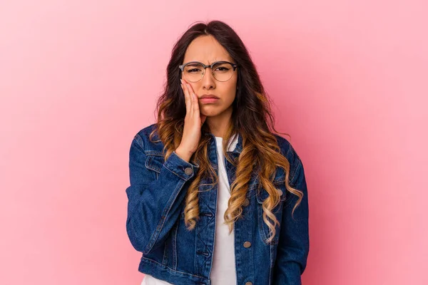 Mulher Mexicana Jovem Isolado Fundo Rosa Com Uma Forte Dor — Fotografia de Stock