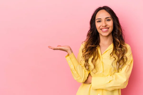 Mujer Mexicana Joven Aislada Sobre Fondo Rosa Mostrando Espacio Copia — Foto de Stock