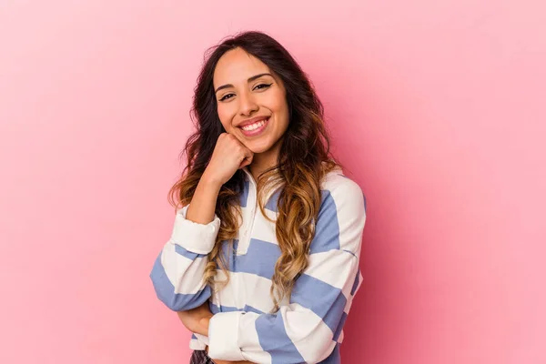 Jonge Mexicaanse Vrouw Geïsoleerd Roze Achtergrond Glimlachen Gelukkig Zelfverzekerd Aanraken — Stockfoto