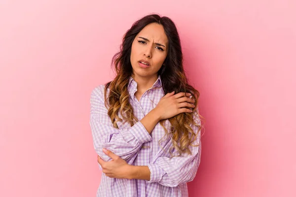 Jonge Mexicaanse Vrouw Geïsoleerd Roze Achtergrond Masseren Elleboog Lijden Een — Stockfoto