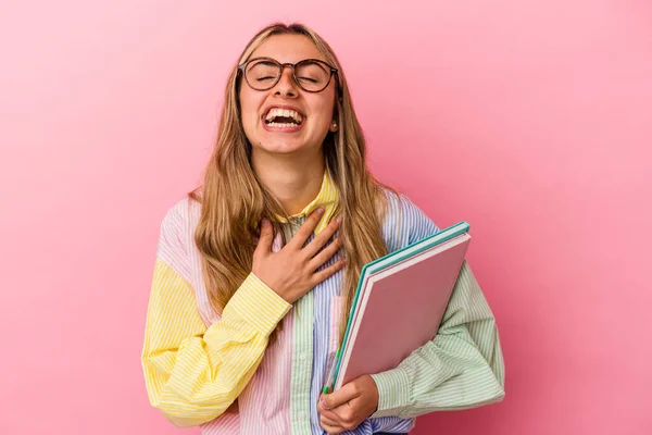 Joven Rubia Caucásica Estudiante Sosteniendo Libros Aislados Ríe Voz Alta — Foto de Stock