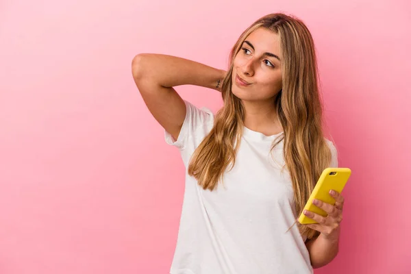 Ung Blond Kaukasiska Kvinna Som Håller Gul Mobiltelefon Isolerad Vidröra — Stockfoto