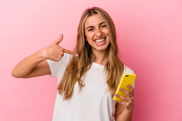 Sarışın Beyaz Bir Kadın Elinde Sarı Bir Cep Telefonu Olan — Stok fotoğraf