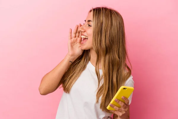 Sarışın Beyaz Bir Kadın Elinde Sarı Bir Cep Telefonu Tutuyordu — Stok fotoğraf