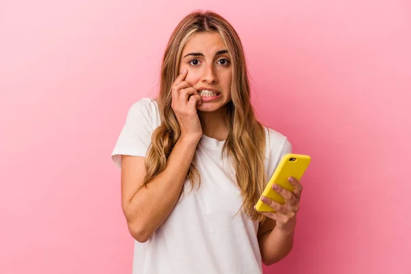Ung Blond Kaukasiska Kvinna Som Håller Gul Mobiltelefon Isolerad Bita — Stockfoto