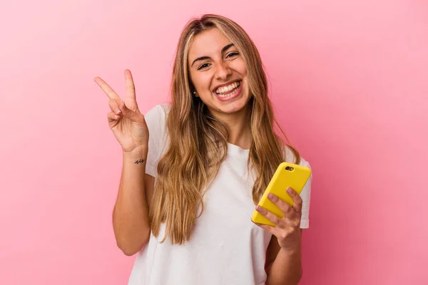 Sarı Bir Cep Telefonu Tutan Genç Sarışın Kadın Neşeli Tasasız — Stok fotoğraf