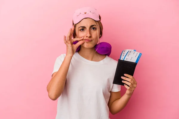 Ung Kaukasiska Blond Kvinna Som Innehar Ett Pass Och Biljetter — Stockfoto