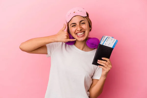 Ung Kaukasiska Blond Kvinna Som Innehar Ett Pass Och Biljetter — Stockfoto