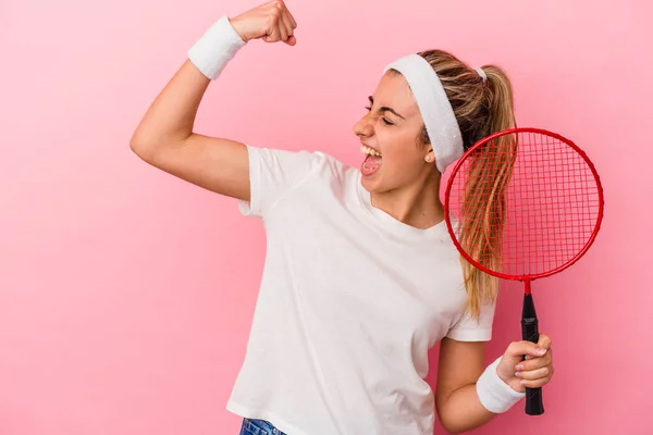 Genç Sarışın Beyaz Bir Kadın Elinde Badminton Raketi Tutuyor Pembe — Stok fotoğraf