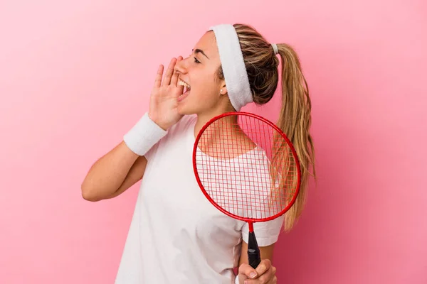 Młody Słodkie Blondynka Biały Kobieta Gospodarstwa Badminton Rakieta Izolowane Różowy — Zdjęcie stockowe