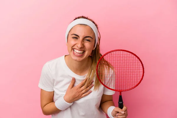 Genç Sarışın Beyaz Kadın Elinde Badminton Raketi Tutuyor Pembe Arka — Stok fotoğraf