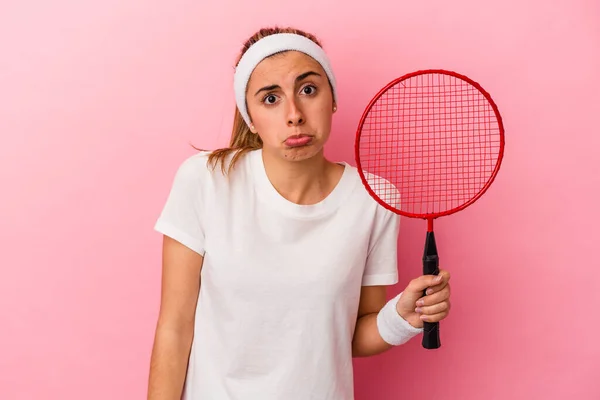 Joven Linda Rubia Caucásica Sosteniendo Una Raqueta Bádminton Aislada Sobre — Foto de Stock