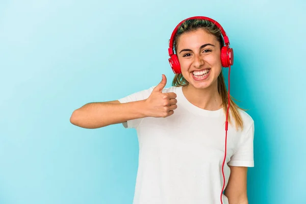 Νεαρή Ξανθιά Γυναίκα Που Ακούει Μουσική Ακουστικά Απομονωμένα Μπλε Φόντο — Φωτογραφία Αρχείου
