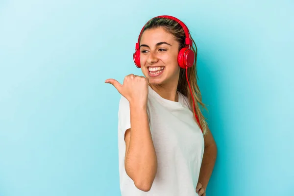 Jonge Blonde Vrouw Luisteren Naar Muziek Koptelefoon Geïsoleerd Blauwe Achtergrond — Stockfoto