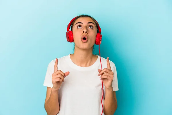 Jong Blond Vrouw Luisteren Naar Muziek Hoofdtelefoon Geïsoleerd Blauwe Achtergrond — Stockfoto