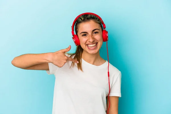 Νεαρή Ξανθιά Γυναίκα Που Ακούει Μουσική Ακουστικά Απομονωμένη Μπλε Φόντο — Φωτογραφία Αρχείου